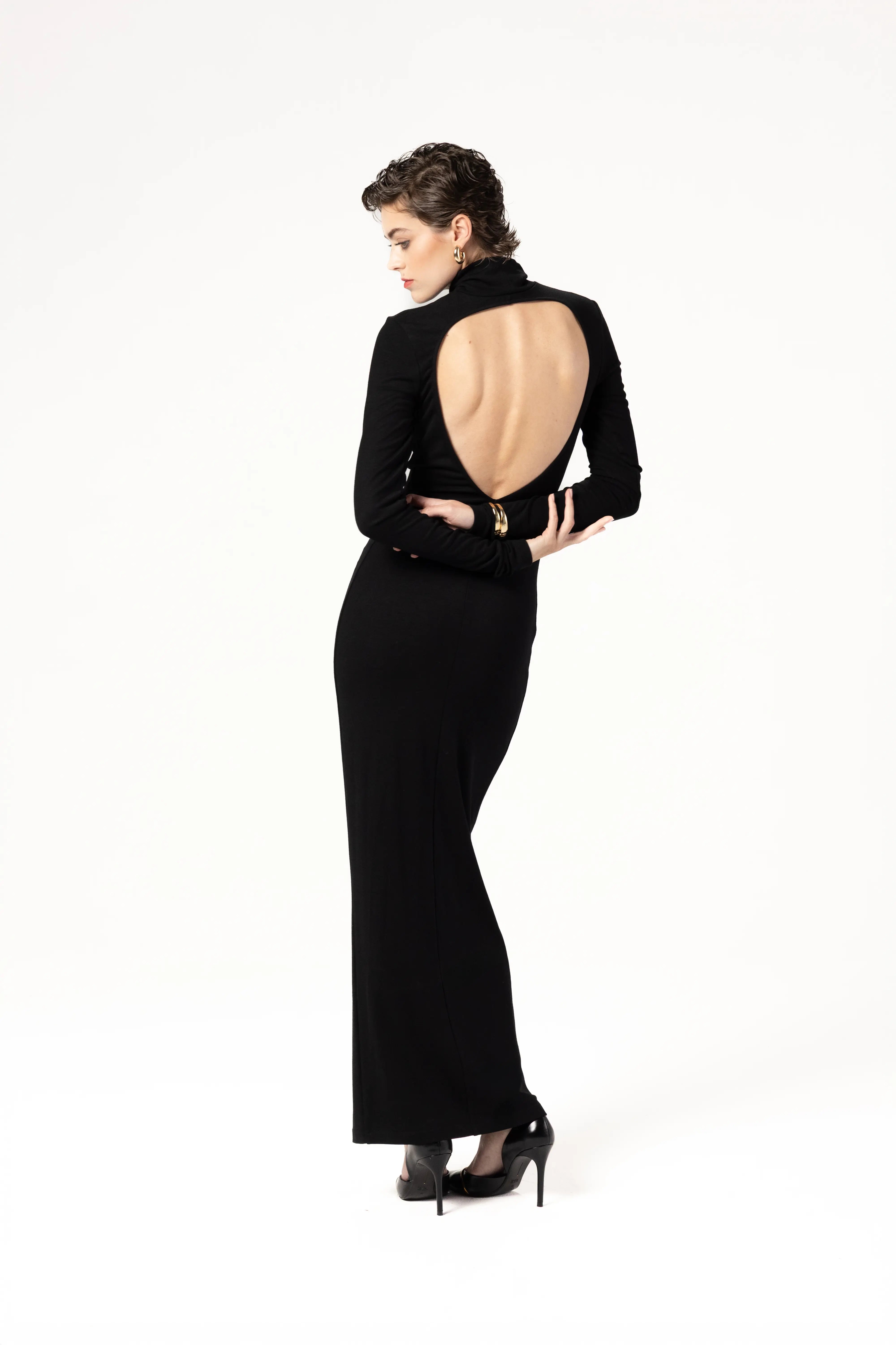 Suknia maxi z otwartymi plecami