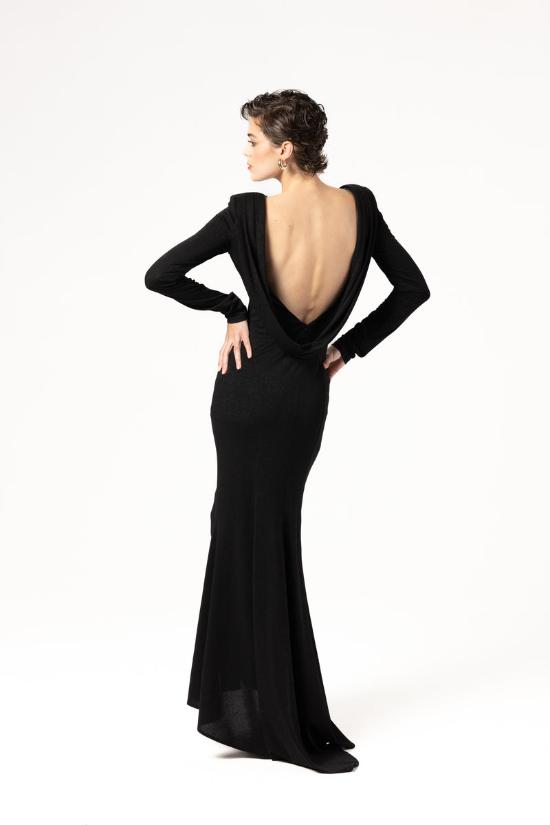 다이아몬드 니트 소재의 트레인이 달린 맥시 드레스