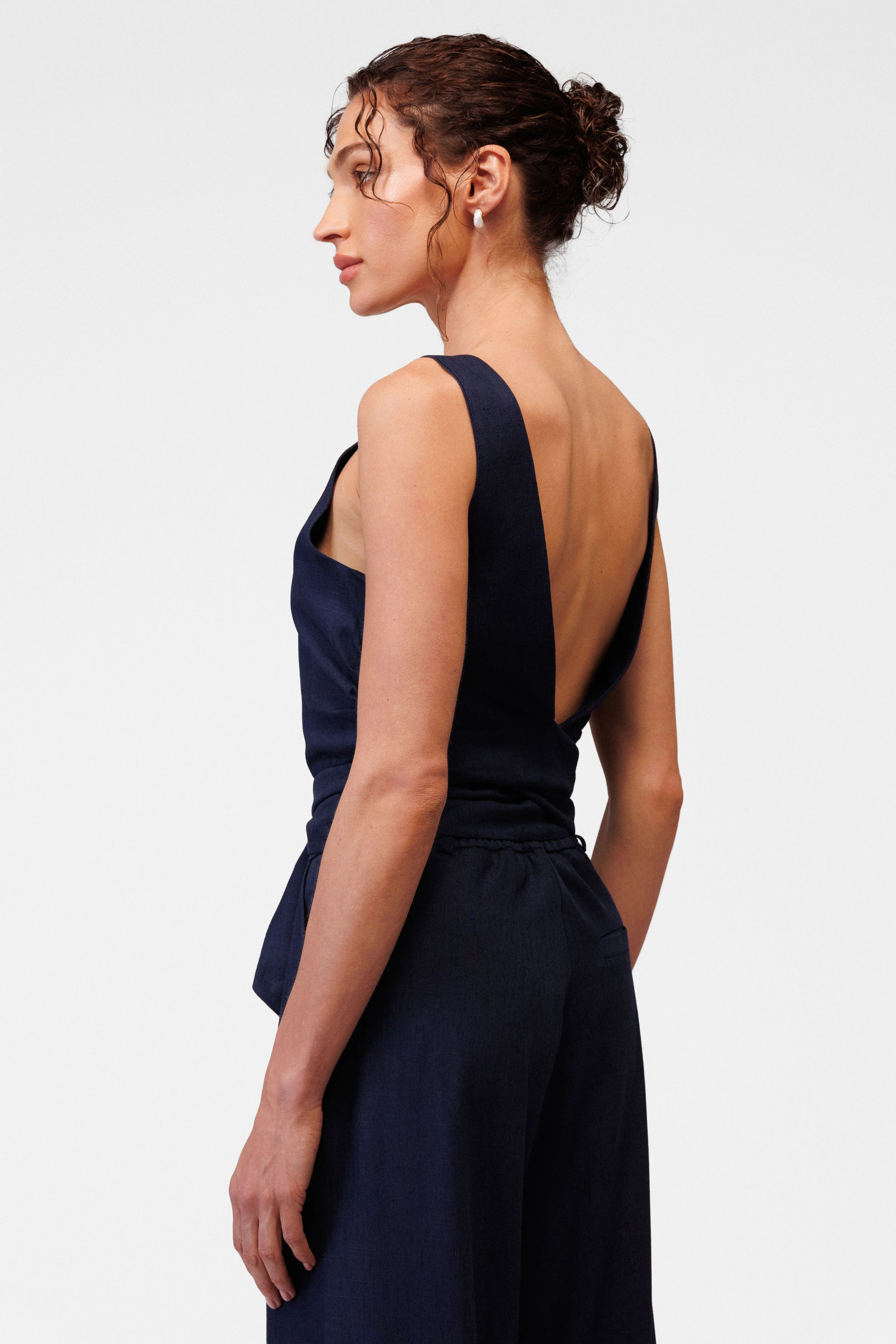 Top lniany z odkrytymi plecami i wiązaniem