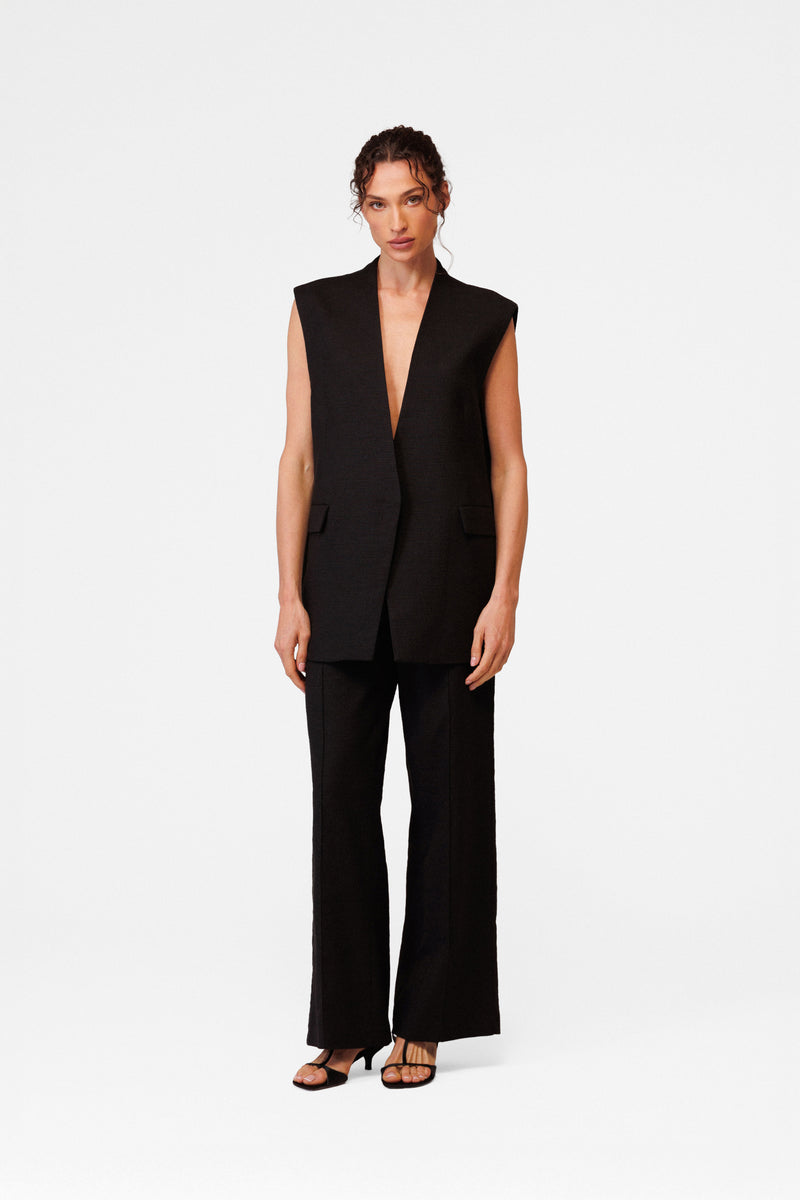 Structured relaxed vest