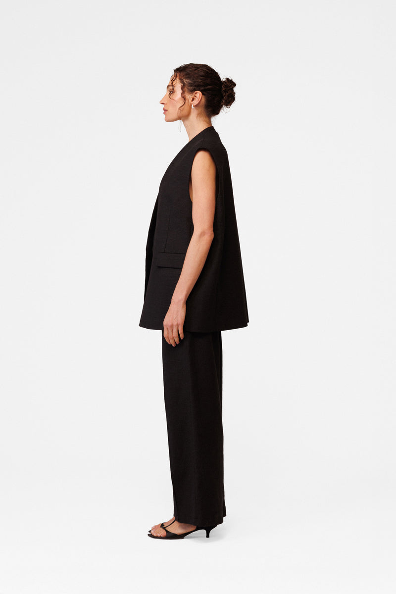 Structured relaxed vest