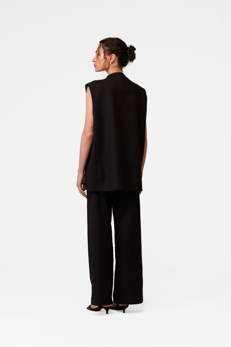 Structured relaxed vest