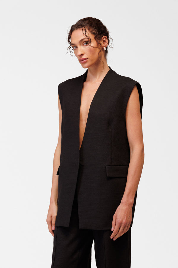 Structured relaxed vest