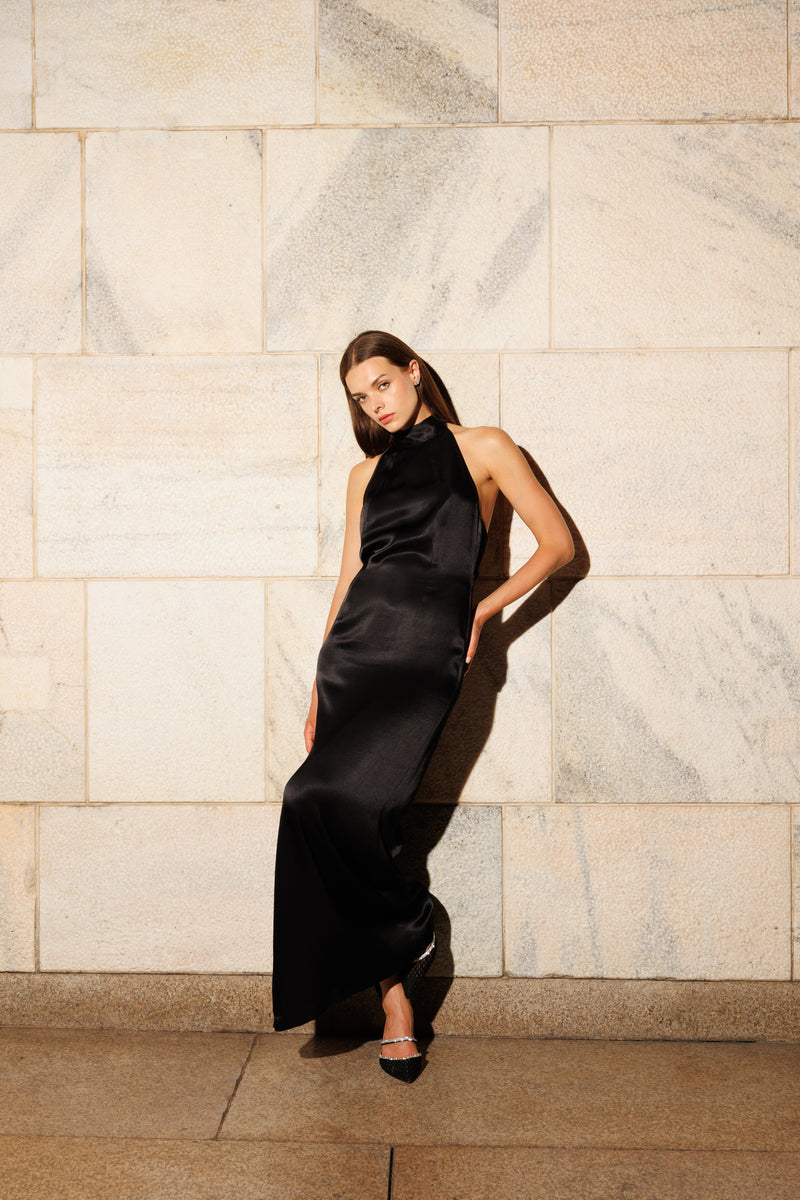 Suknia maxi z satynowej wiskozy z odkrytymi plecami