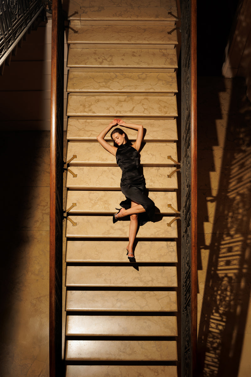 Suknia maxi z satynowej wiskozy z odkrytymi plecami