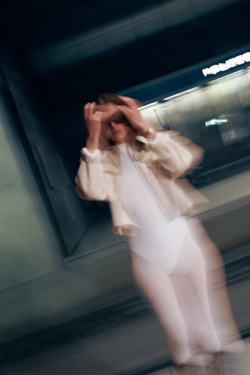 Kurtka z bawełnianej skóry zamszowej w kolorze jasnego beżu