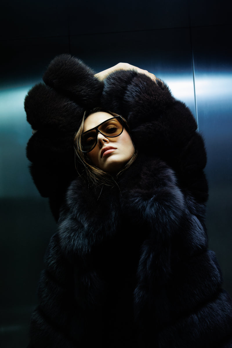 Futro z lisa czarne szyte w poziome segmenty