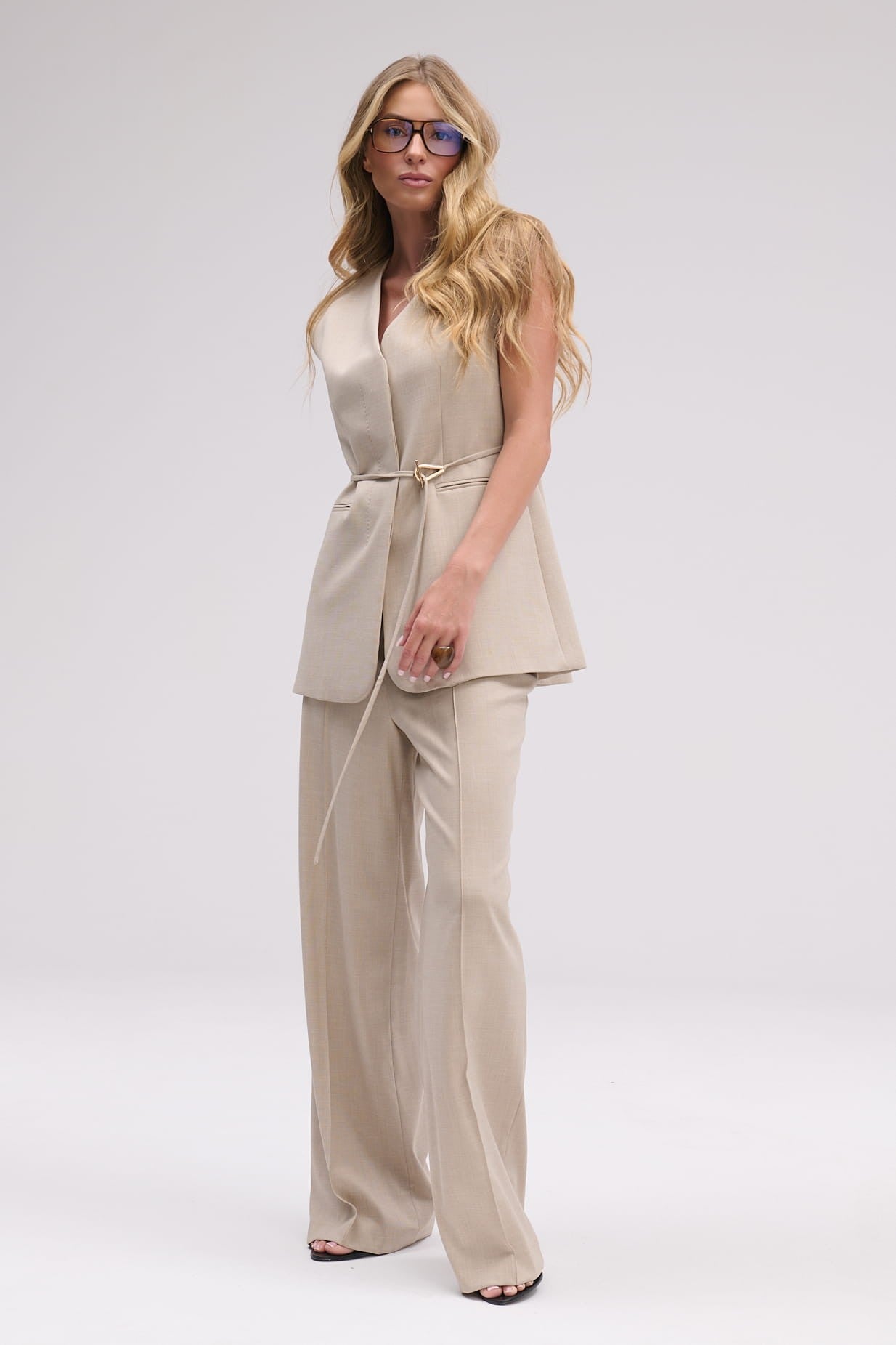Beige Loren set image 8