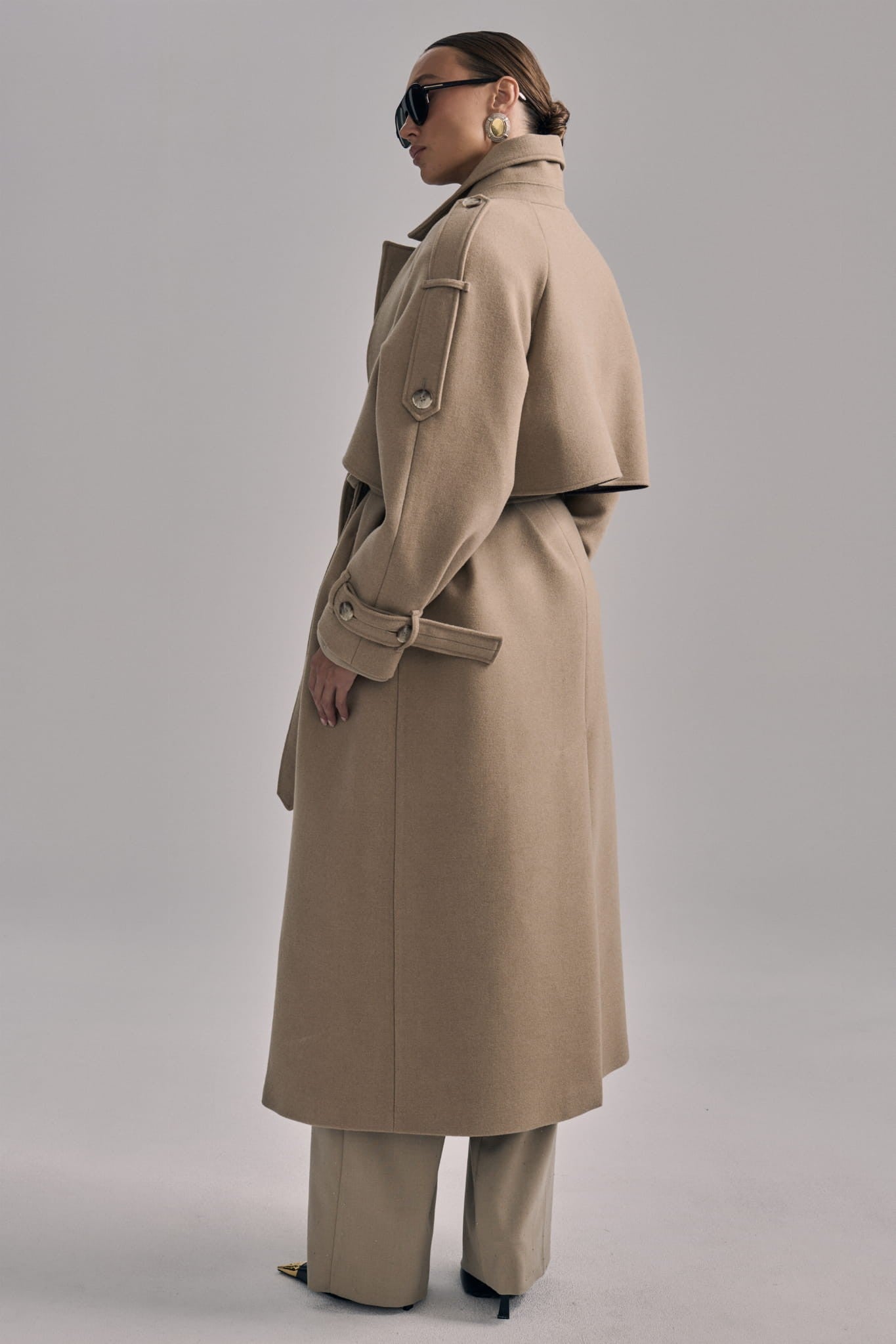 Beige Over tied coat image 3
