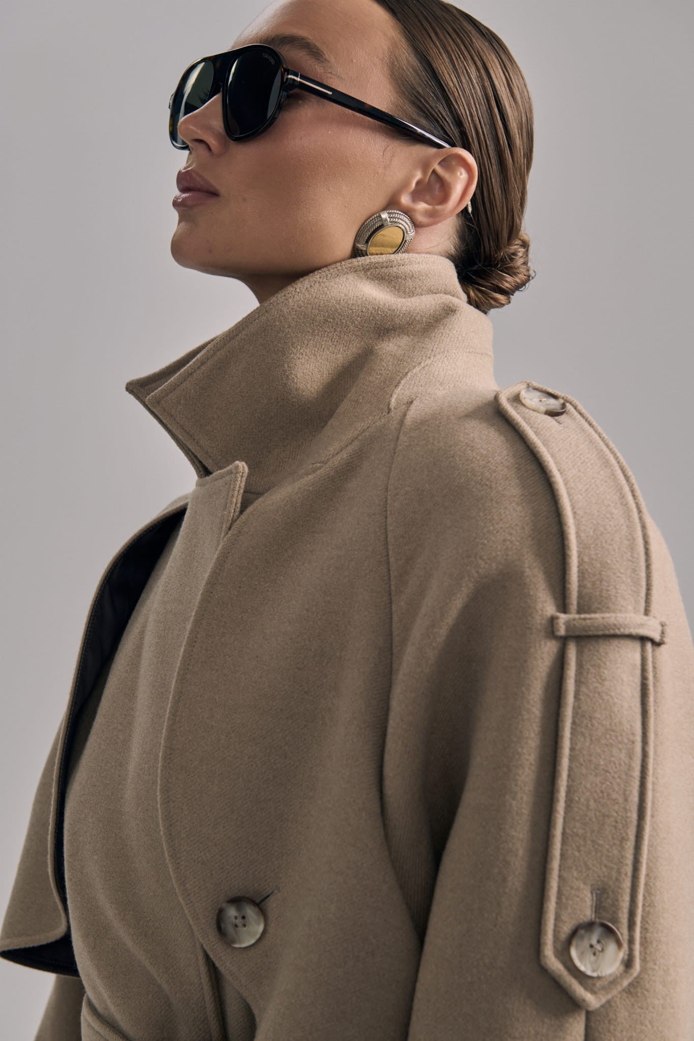 Beige Over tied coat image 4