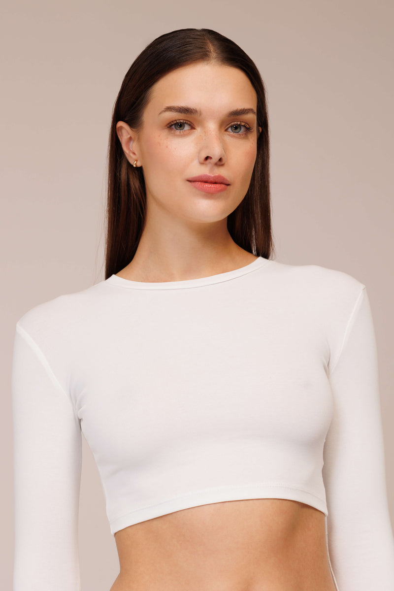 قميص قصير بأكمام طويلة