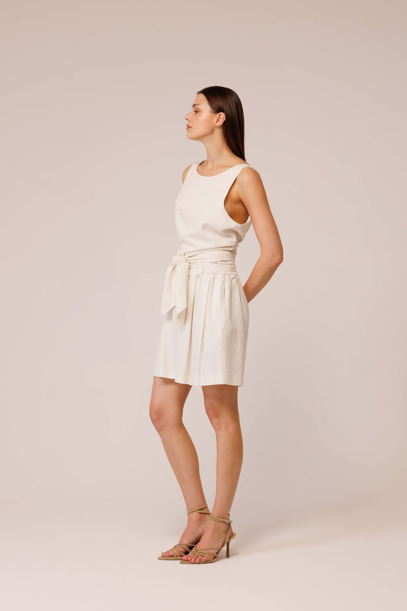 بلوزة من الكتان بظهر مفتوح وأربطة