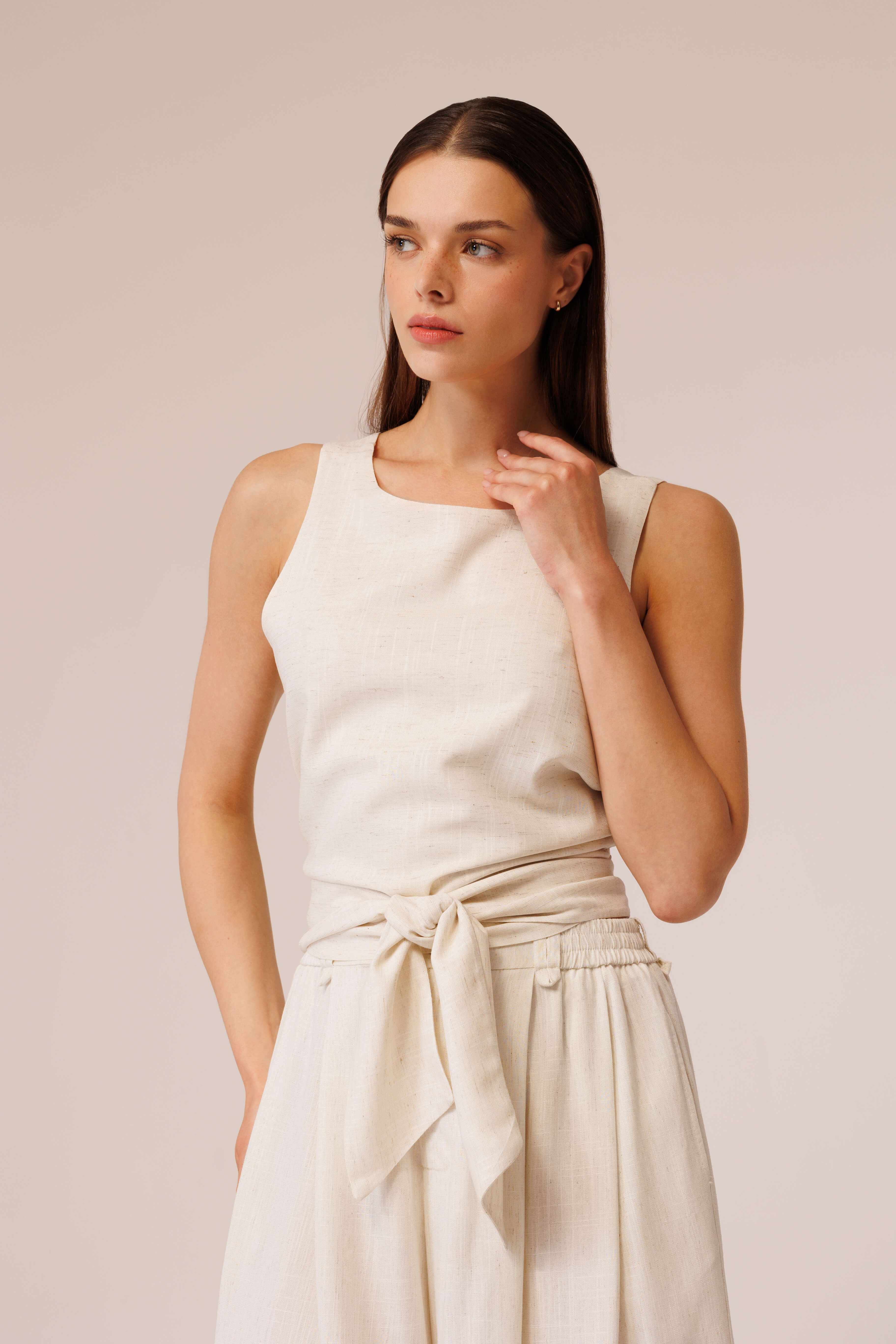 بلوزة من الكتان بظهر مفتوح وأربطة