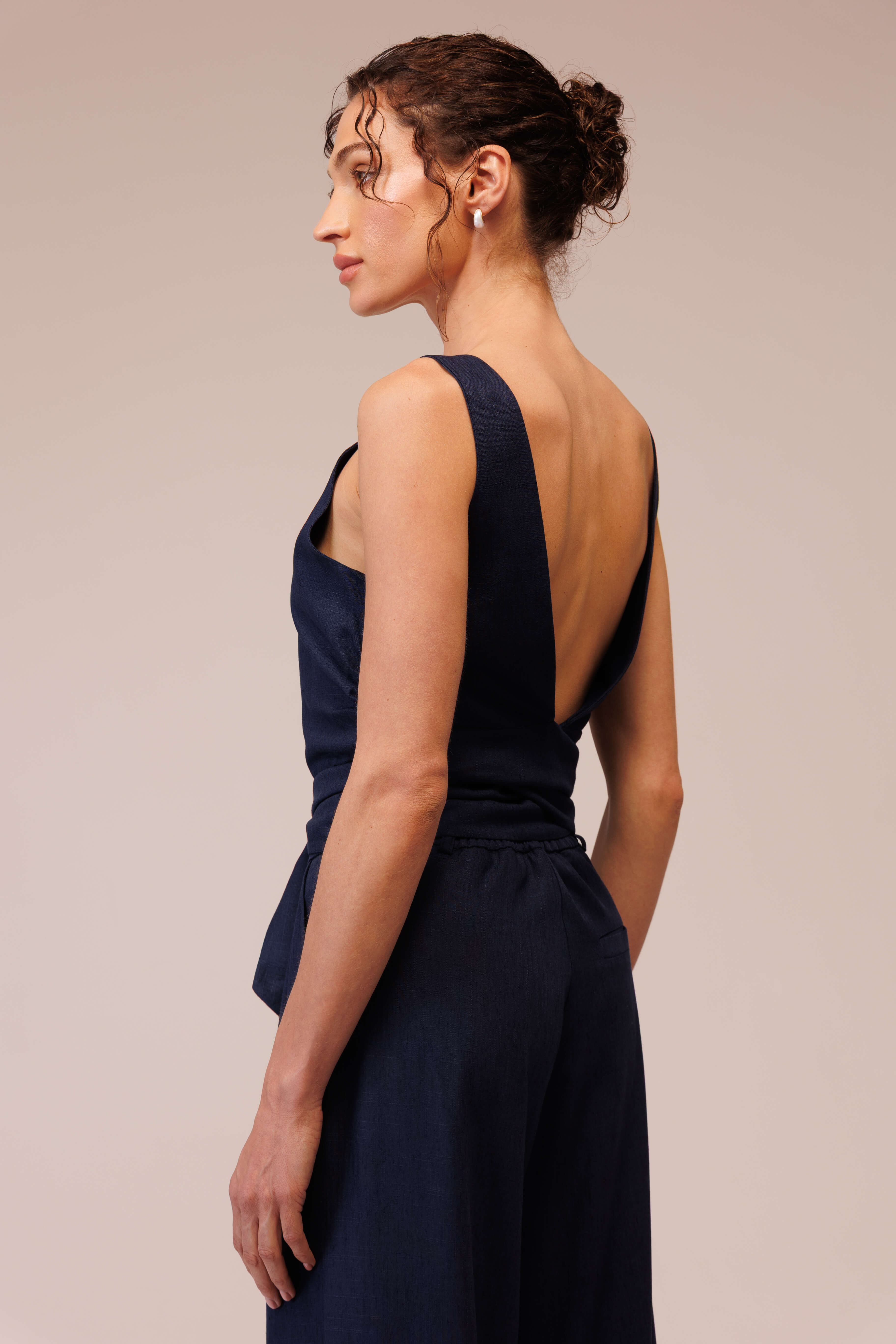 بلوزة من الكتان بظهر مفتوح وأربطة