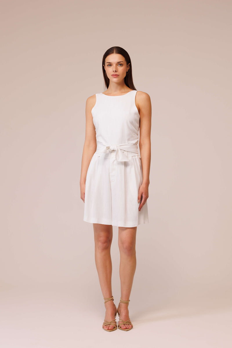 بلوزة من الكتان بظهر مفتوح وأربطة