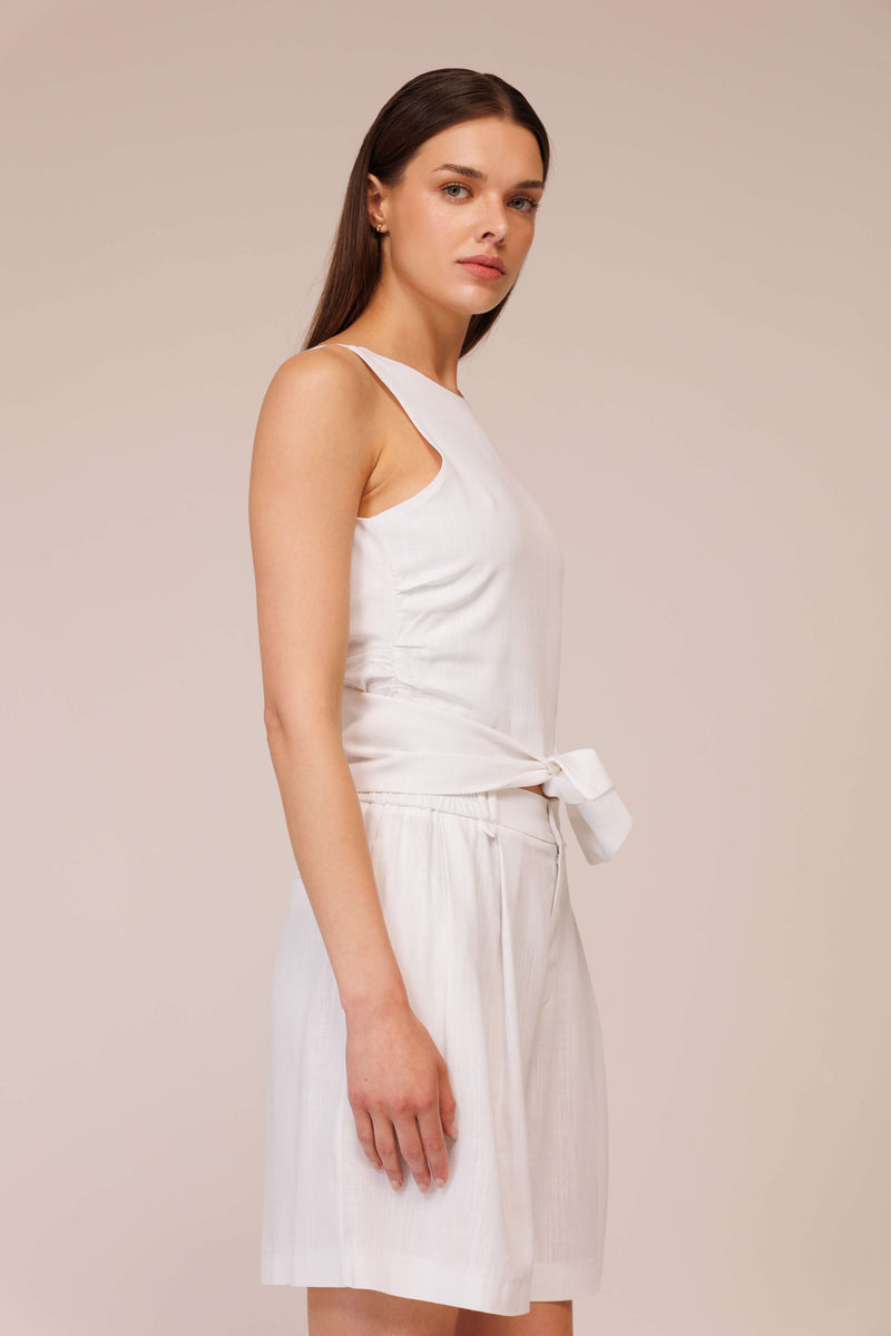 بلوزة من الكتان بظهر مفتوح وأربطة