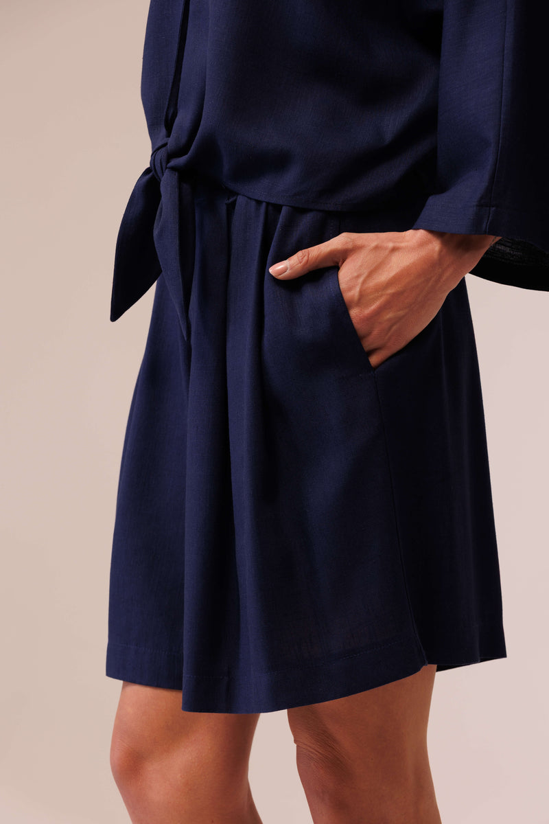 شورت برمودا من الكتان