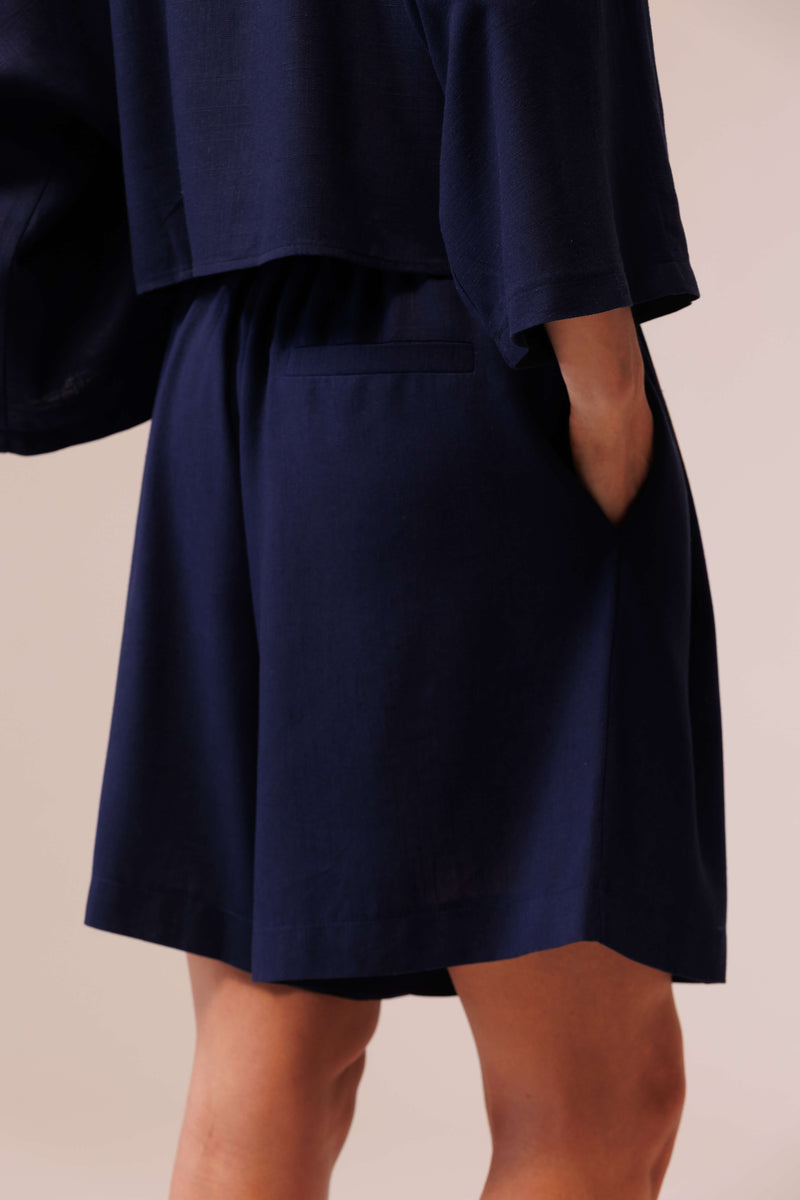 شورت برمودا من الكتان