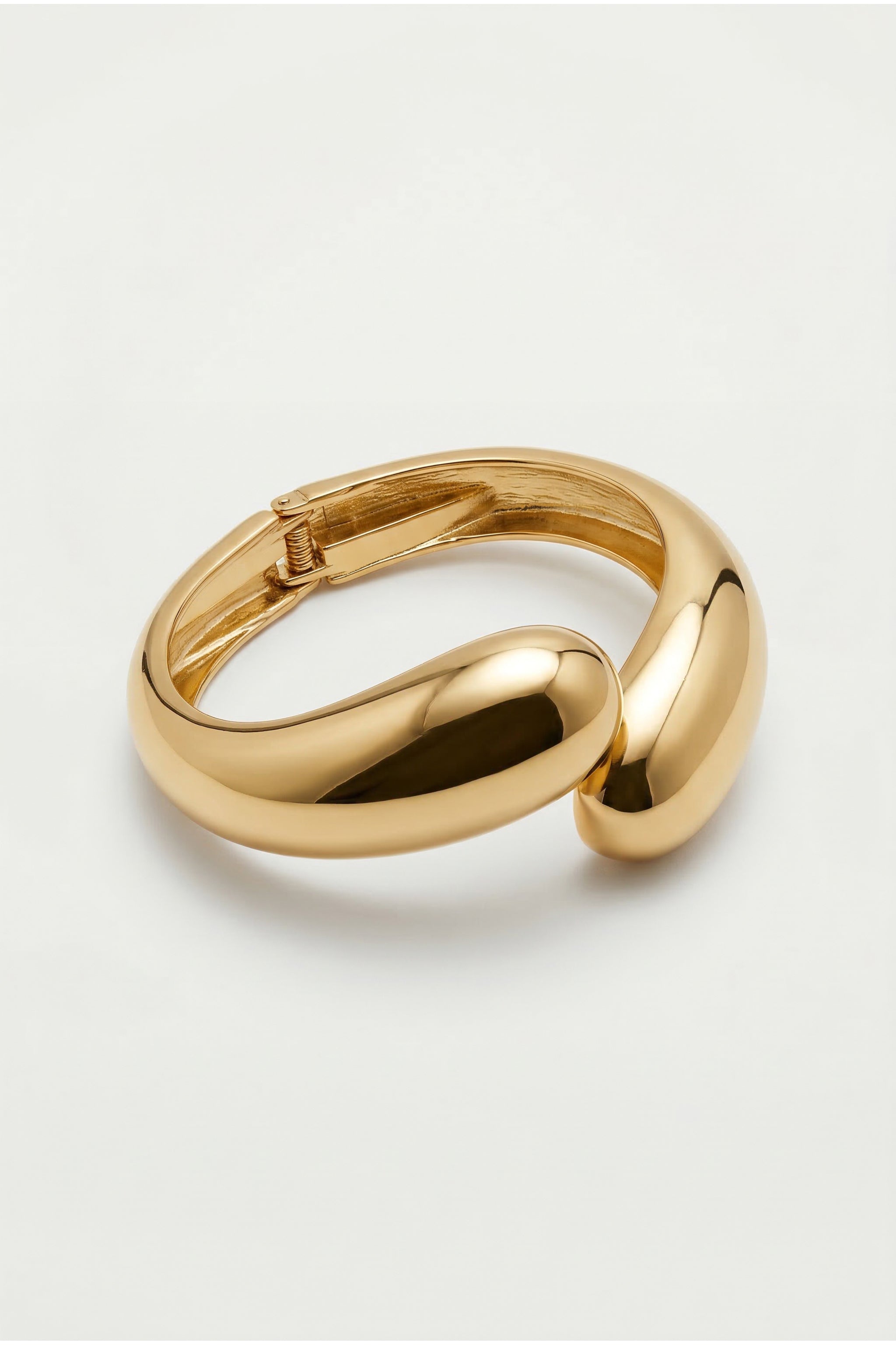 Rounded wide cuff bracelet in gold