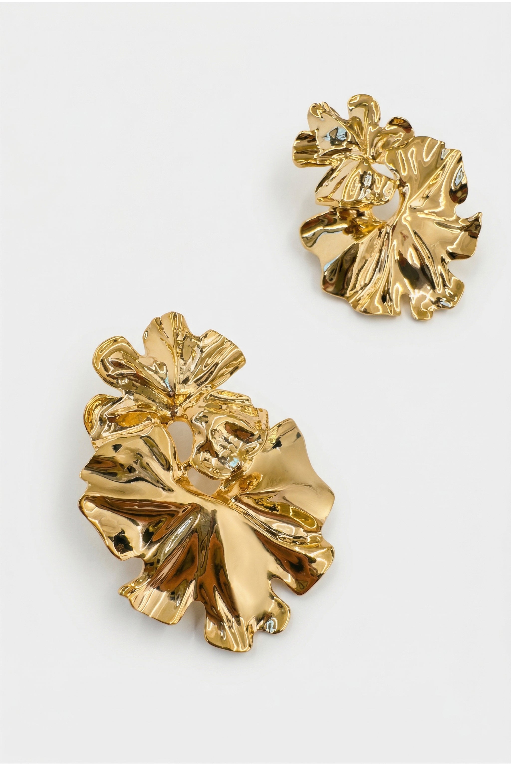 Sculptural floral earrings in gold