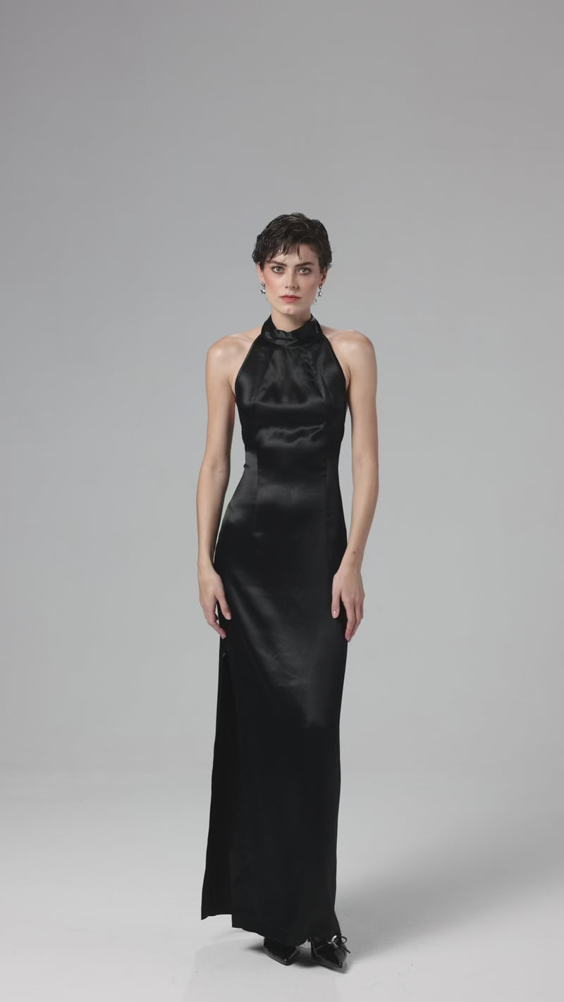 Suknia maxi z satynowej wiskozy z odkrytymi plecami